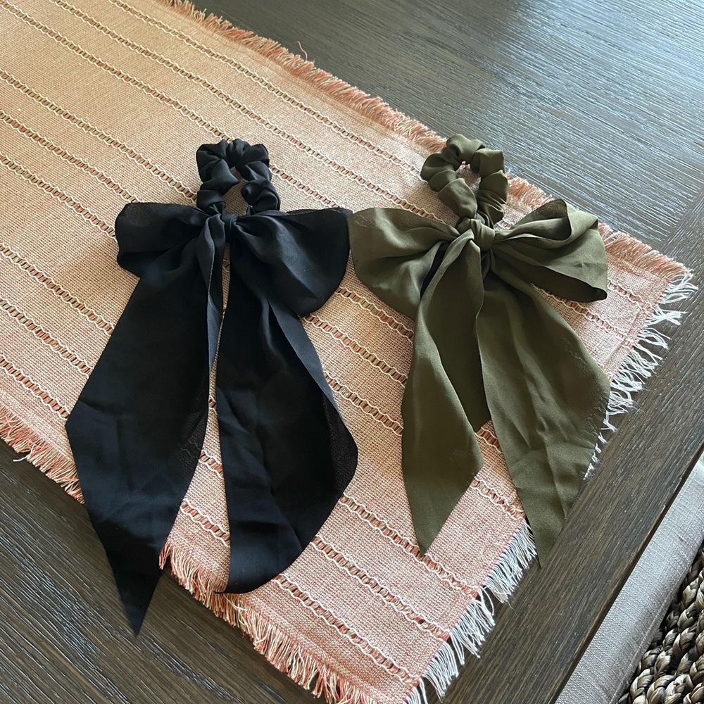 Kitsch Black and Olive Bow Scrunchies